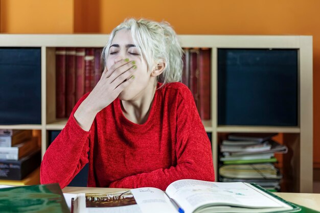 Foto junge frau liest zu hause ein buch