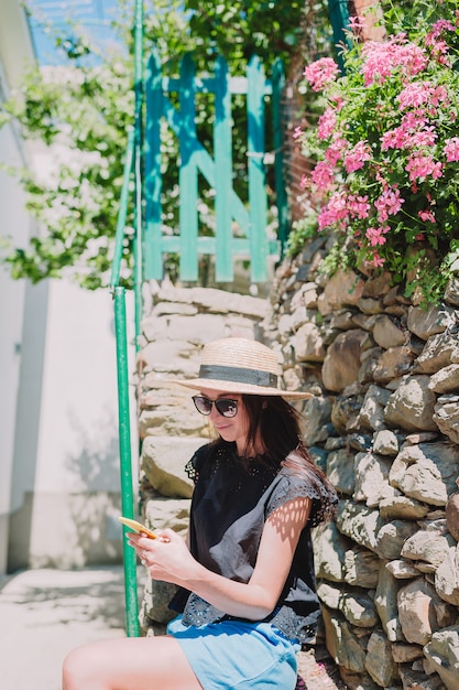 Junge Frau machen ein Foto der schönen Ansicht am alten Dorf in Cinque Terre, Ligurien, Italien.