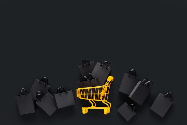 Junge Frau macht am Schwarzen Freitag Online-Shopping Hintergrund 6