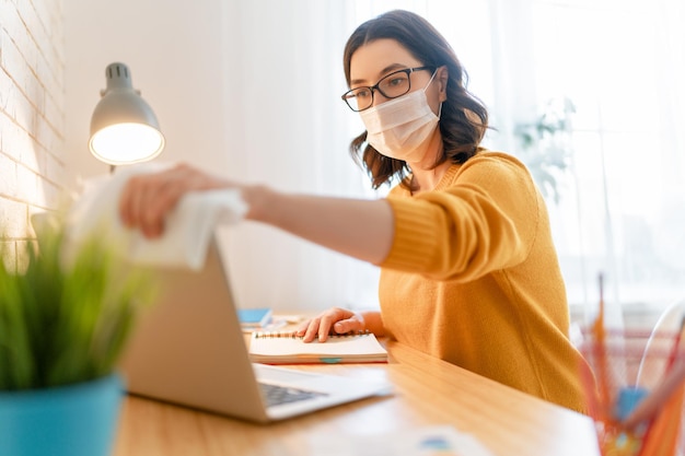 Junge Frau macht die Reinigung im Büro.