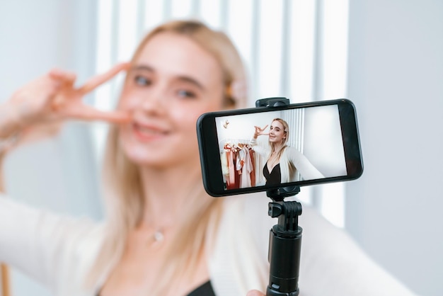 Junge Frau macht Mode-Video-Inhalte für soziale Medien