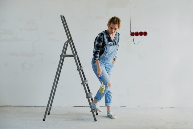 Junge Frau macht Reparaturen in ihrem Haus