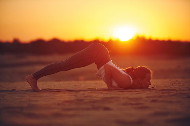 Foto junge frau macht yoga asana ashtanga namaskarasana