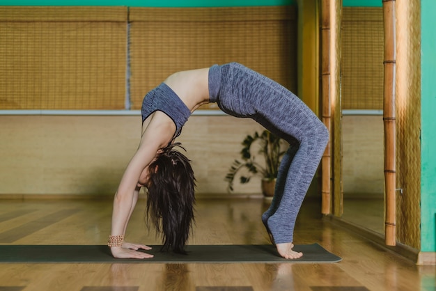 junge Frau macht Yoga im Studio