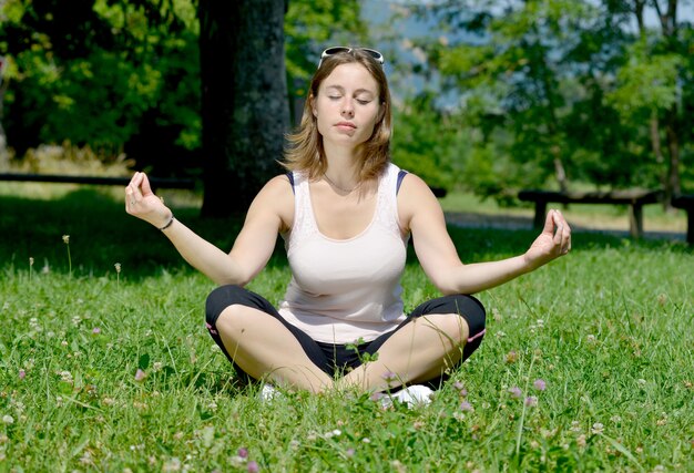 Junge Frau macht Yoga