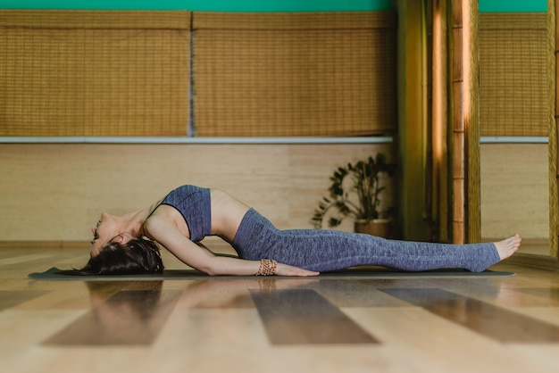 Foto junge frau macht yoga