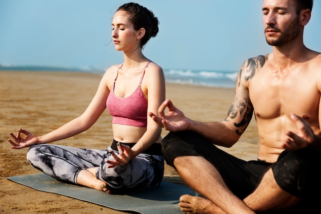 Junge Frau Mann Yoga Konzept