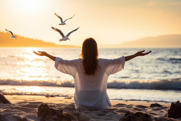 Junge Frau meditiert am Strand