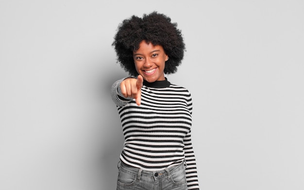 Junge Frau mit Afro-Frisur