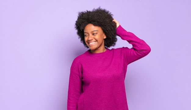 Junge Frau mit Afro-Frisur