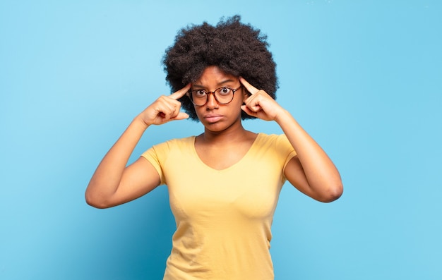 Junge Frau mit Afro-Frisur