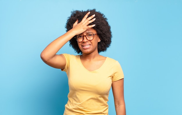 Junge Frau mit Afro-Frisur