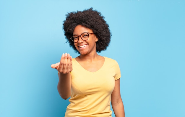 Junge Frau mit Afro-Frisur