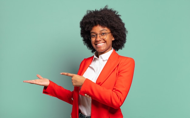 Junge Frau mit Afro-Frisur