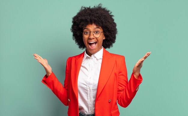 Junge Frau mit Afro-Frisur