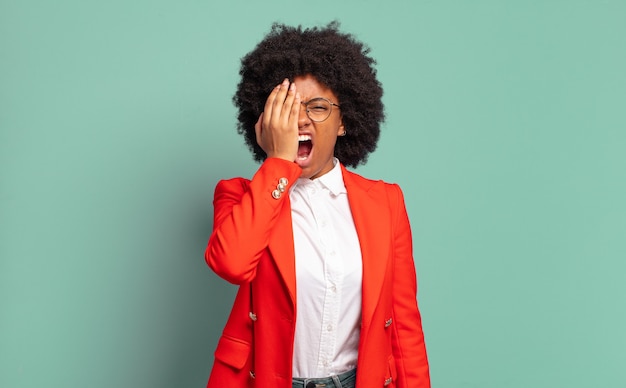 Junge Frau mit Afro-Frisur