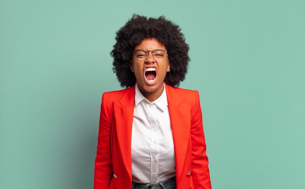 Junge Frau mit Afro-Frisur