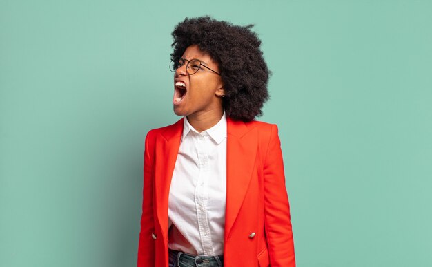 Junge Frau mit Afro-Frisur