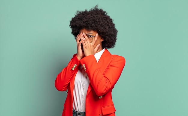 Junge Frau mit Afro-Frisur