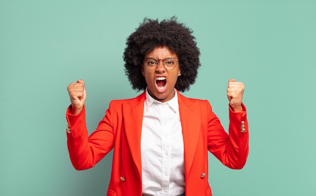 Junge Frau mit Afro-Frisur