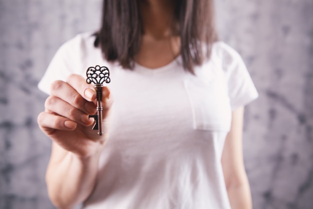 Junge Frau mit alten Schlüsseln in der Hand