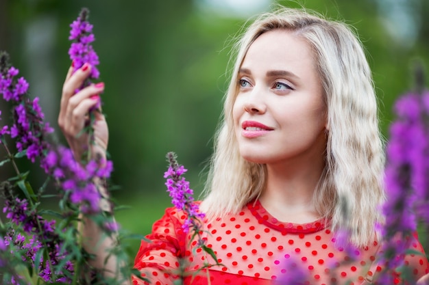 Junge Frau mit Blumen im Park