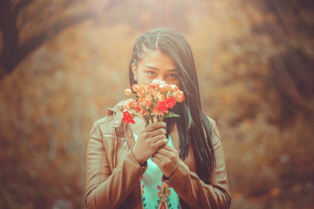 junge Frau mit Blumenstrauß