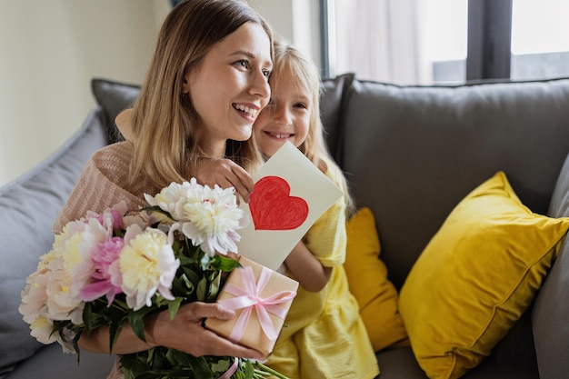 Foto junge frau mit bouquet