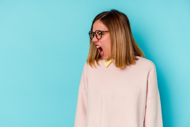 Foto junge frau mit brille posiert