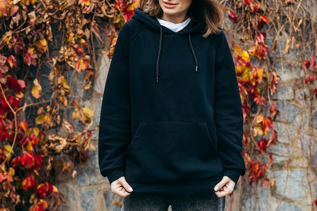 Junge Frau mit Brille und schwarzem Hoodie