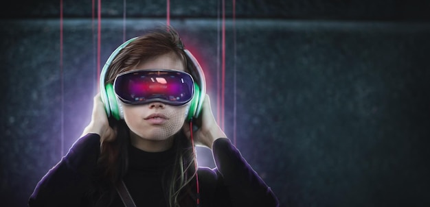 Junge Frau mit Brille Virtual-Reality-Brille und Kopfhörer. VR-Headset und Technologie-Augmented-Reality-Konzept.