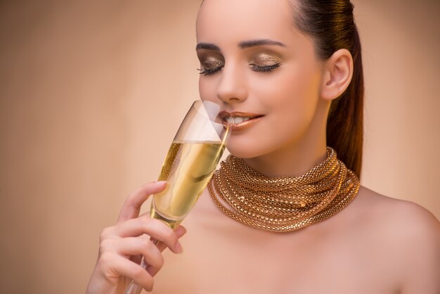 Junge Frau mit Champagnerglas