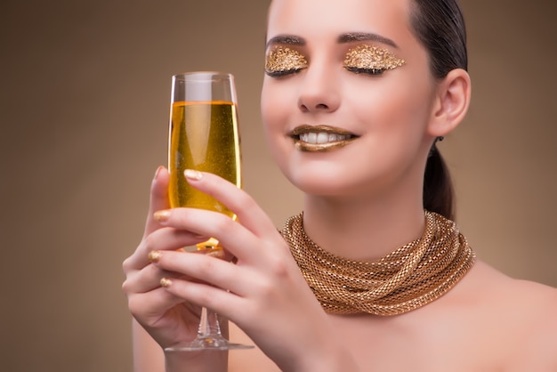 Junge Frau mit Champagnerglas