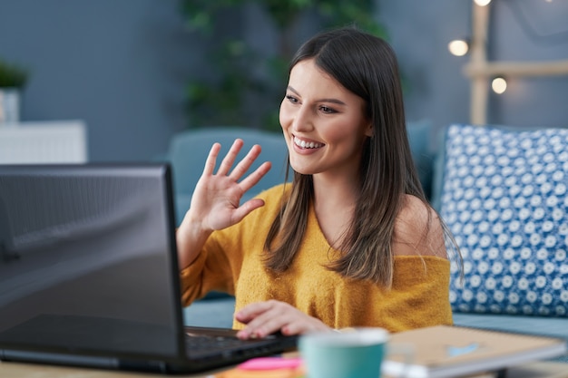 junge Frau mit Computer zu Hause