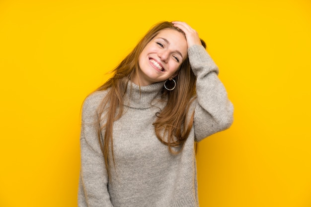 Junge Frau mit dem langen Haar über dem gelben Lachen