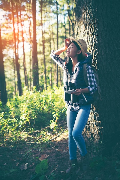 junge Frau mit dem Rucksack, der in den Bergen wandert. Wandern im Sommer.