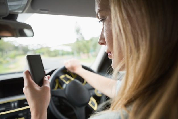 Junge Frau mit dem Telefon