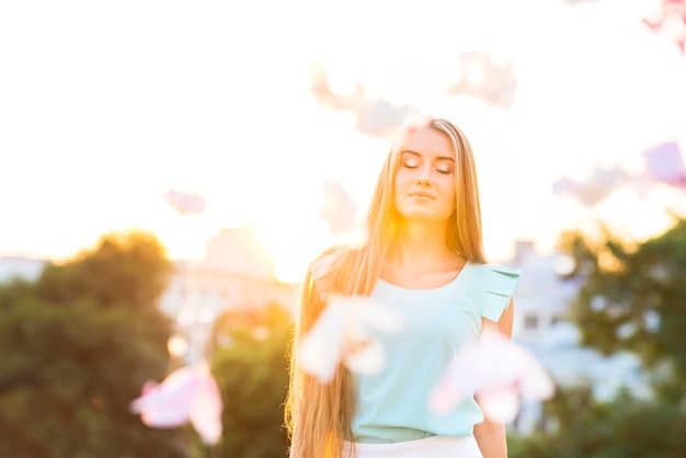 Foto junge frau mit den armen gegen den himmel erhoben