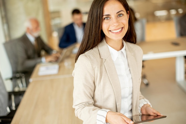 Junge Frau mit digitalem Tablet im Büro