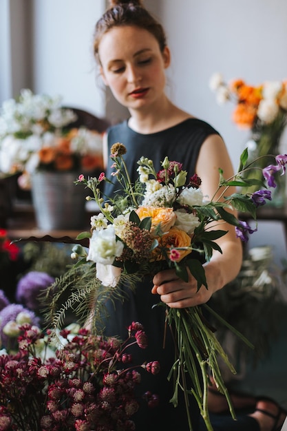 Junge Frau mit einem Blumenstrauß