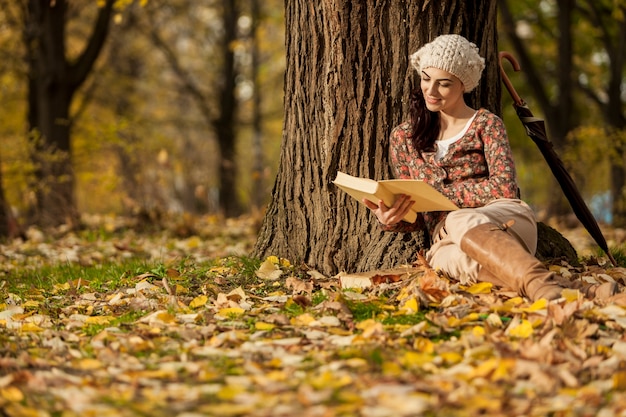 Junge Frau mit einem Buch im Wald