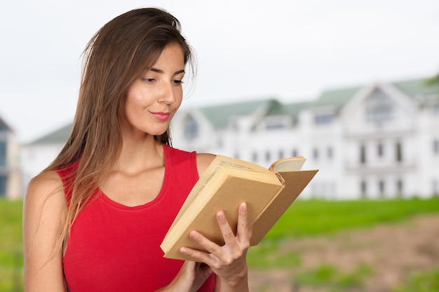 Junge Frau mit einem Buchstapel