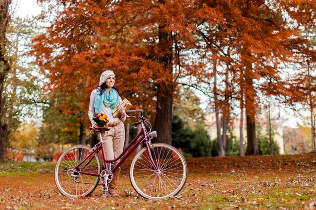 Junge Frau mit einem Fahrrad