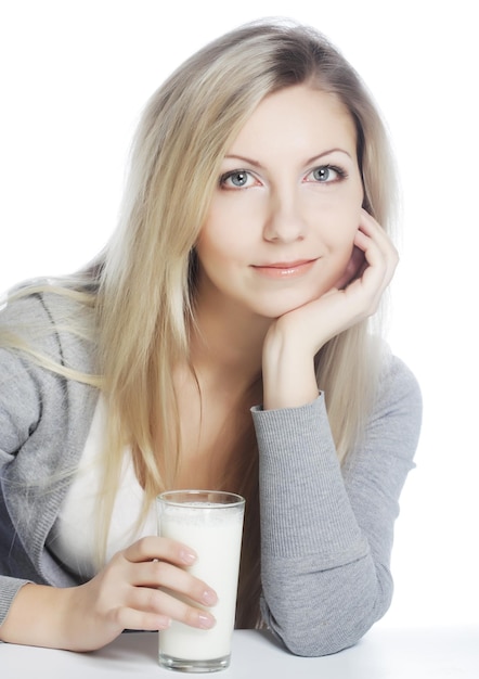 Junge Frau mit einem Glas frischer Milch