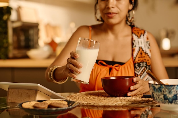 Junge Frau mit einem Glas Milch