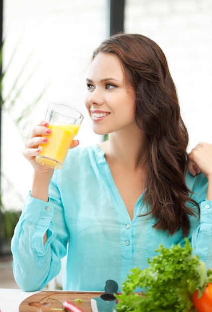 junge Frau mit einem Glas Orangensaft