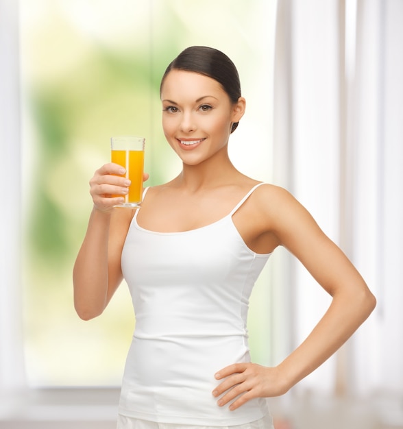 junge Frau mit einem Glas Orangensaft