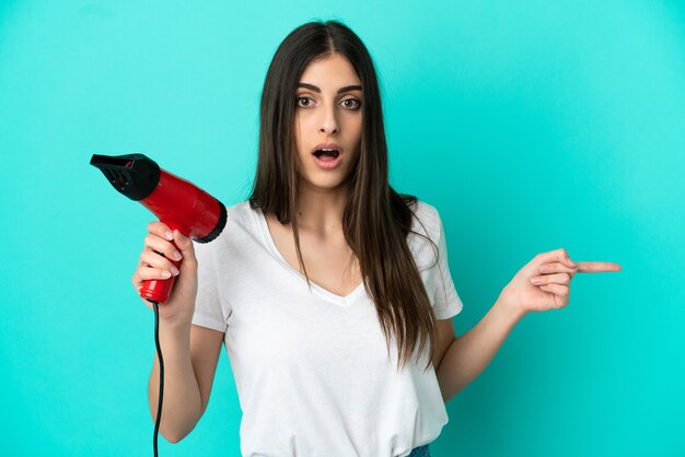 Junge Frau mit einem Haartrockner