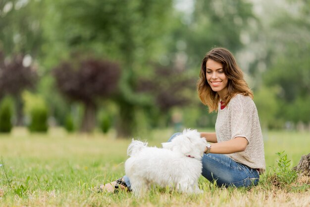 Junge Frau mit einem Hund