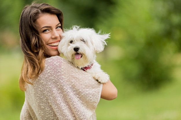 Junge Frau mit einem Hund